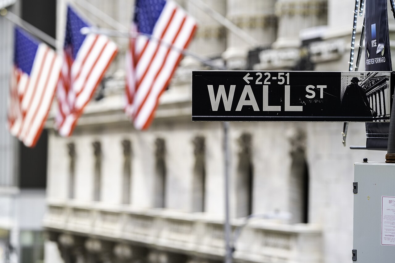 ETF o fondo de inversión: placa de Wall Street con banderas de Estados Unidos